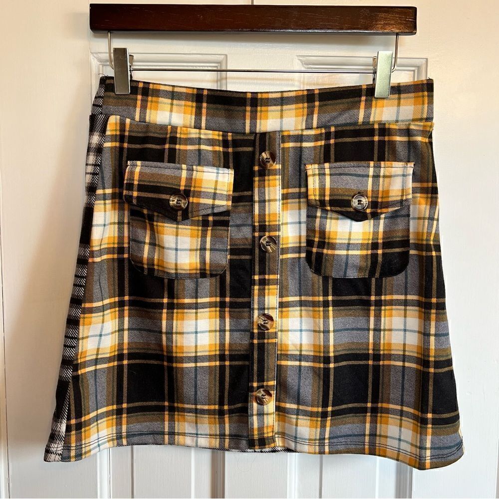 Almost Famous plaid pattern skirt with pockets - Picture 2 of 5